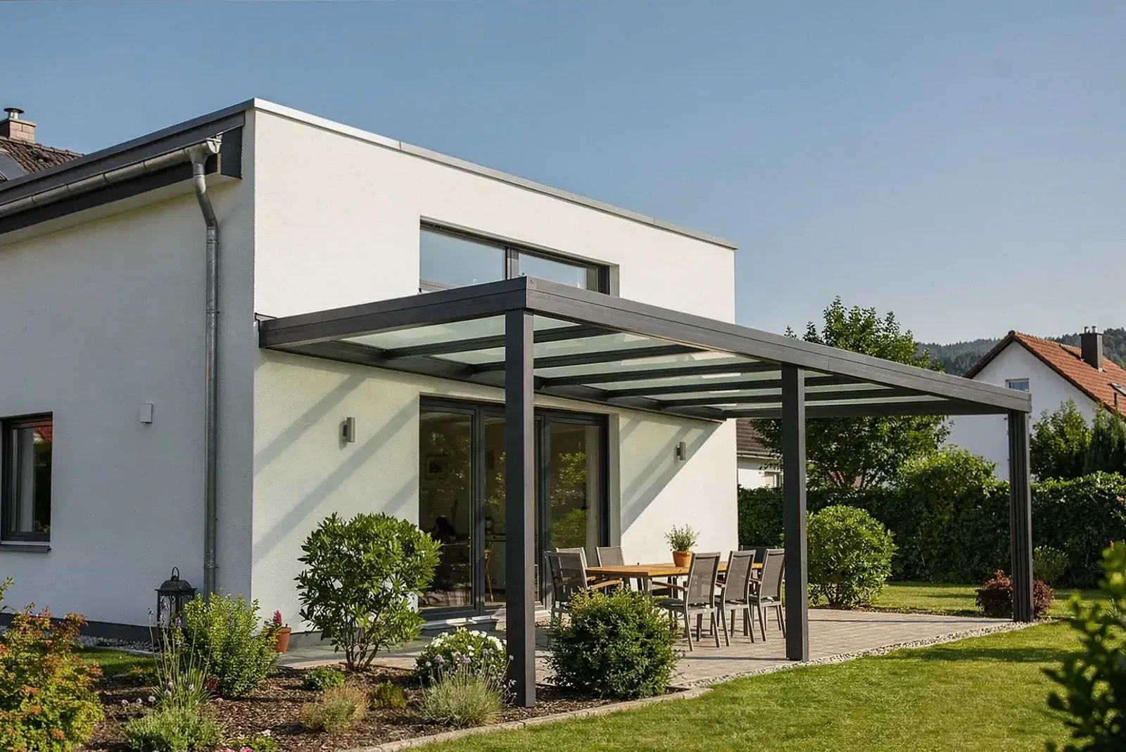 Moderne Terrassenüberdachung mit Glasdach an einem Wohnhaus im Raum Fürth